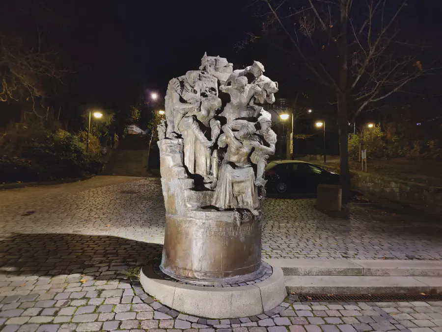 Pomnik Ludzi Schodzacych Schodami Zamku