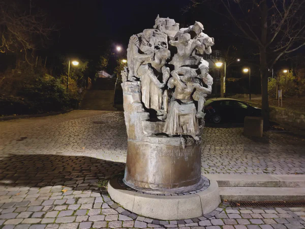 Pomnik Ludzi Schodzacych Schodami Zamku